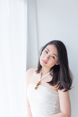 Naklejka premium 白いドレスの女性