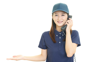 受話器を持つ作業員