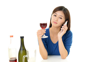 お酒を飲みすぎた女性
