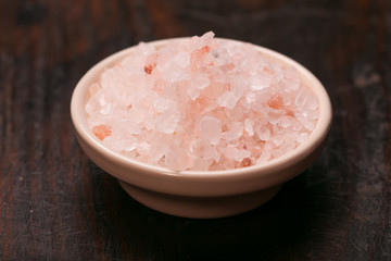 spoon of pink himalayan salt on wooden table