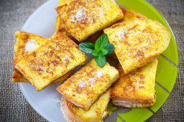 sweet toast fried egg sprinkled
