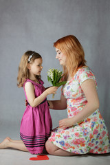 Dziecko daje matce kwiaty - obrazy, fototapety, plakaty