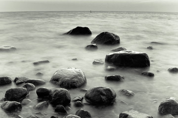 Fototapety  rano nad morzem. skała w morzu
