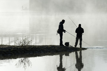 Angler am Fluss Frühnebel