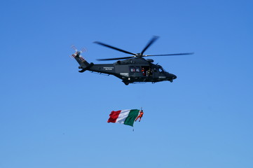 Elicottero in volo con bandiera italiana