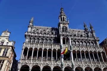 Papier Peint photo autocollant Bruxelles Grand Place Bruxelles. Façades avec drapeau Belge.