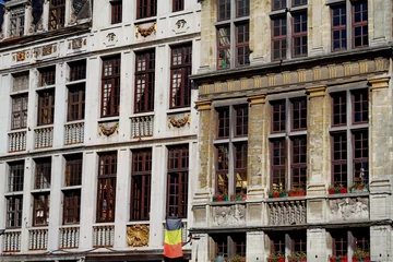 Papier Peint photo autocollant Bruxelles Grand Place Bruxelles. Façades avec drapeau Belge.