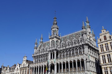 Fototapeta na wymiar Grand Place, Bruxelles, façades en pierre blanche. Belgique