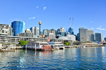 Obraz premium View of Sydney skyline and Darling Harbour in a sunny day