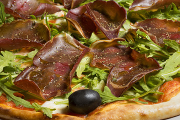 Prosciutto and rucola pizza