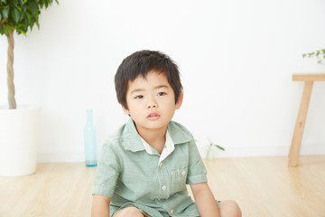 眠そうな男の子