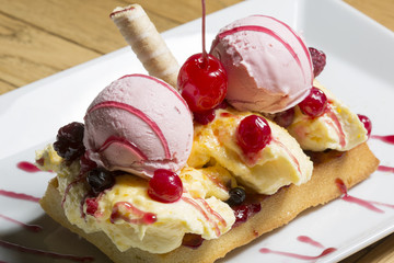Strawberry ice cream and pudding dessert