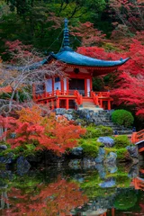 Photo sur Plexiglas Japon Pavillon japonais rouge à côté de l& 39 étang au temple Daigoji Japon