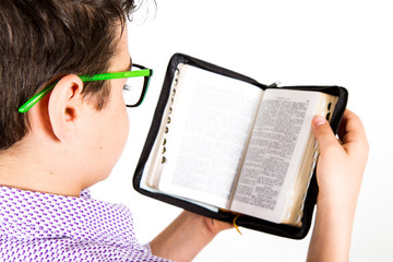 bambino legge la bibbia