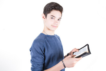 adolescente con la bibbia in mano