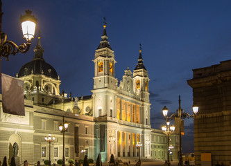 Obraz premium almudena cathedral madrid in night