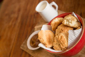 TE Y DESAYUNO CON CAFE Y SCONES CASEOROS Y DULCE DE LECHE