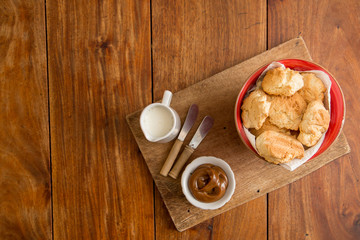 TE Y DESAYUNO CON CAFE Y SCONES CASEOROS Y DULCE DE LECHE