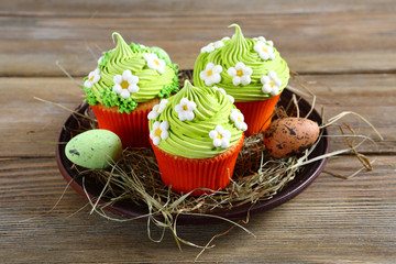 Easter cupcakes with flowers