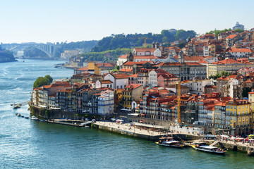 Fototapeta na wymiar View of embankment of the Douro River