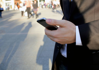 Herrenhand mit Smartphone