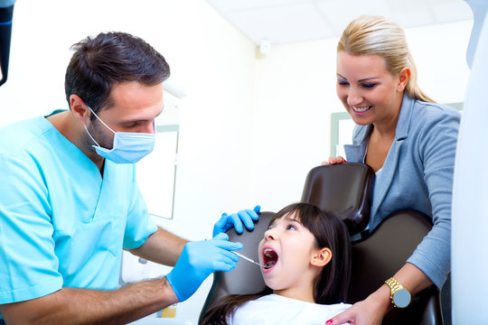 Kleines Mädchen mit ihrer Mutter beim Zahnarzt    