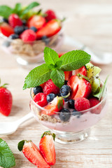 Frische beeren mit müsli und jougurt