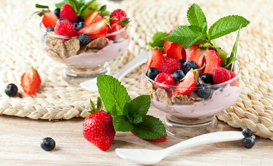 Frische beeren mit müsli und jougurt