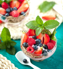 Frische beeren mit müsli und jougurt