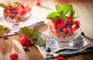 Frische beeren mit müsli und jougurt