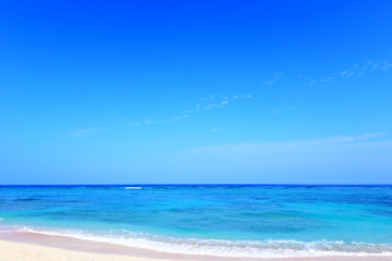 南国の美しいビーチと紺碧の空	