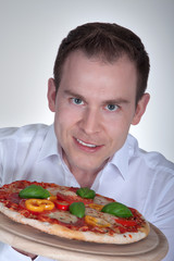 Mann Gesicht serviert Pizza auf Holz Teller Nahaufnahme