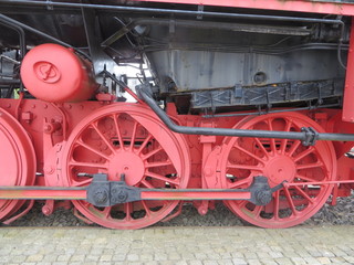 Fototapeta na wymiar Lokomotivenräder Historische Dampflok