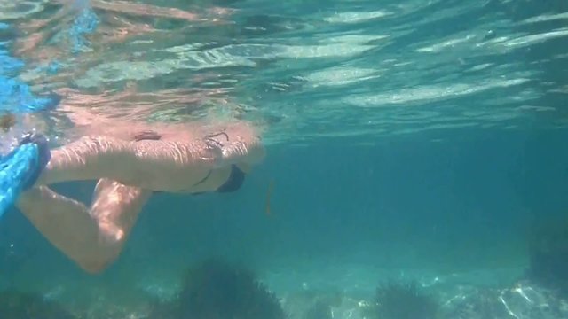 Une femme pratiquant le snorkeling