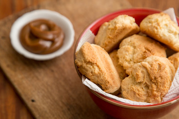TE Y DESAYUNO CON CAFE Y SCONES CASEOROS Y DULCE DE LECHE