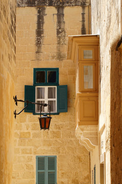 Fen&ecirc;tre et bow-window dans les rues de Mdina