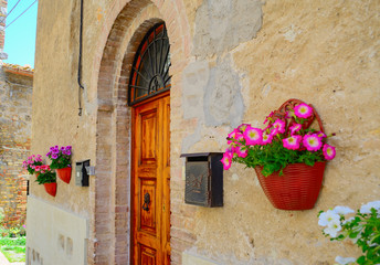 Fototapeta na wymiar picturesque building in San Gimignano