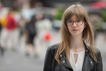 Obraz premium Young caucasian woman serious face portrait