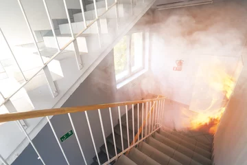 Deurstickers Nooduitgang - brand in het gebouw © ambrozinio
