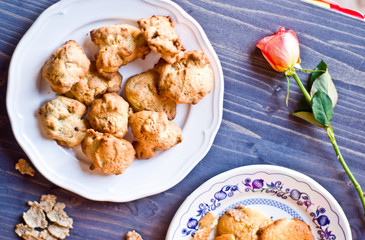 Biscuits, cornflakes and raisins