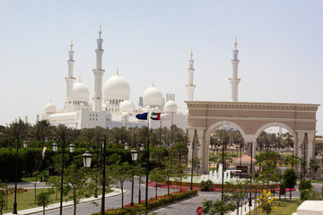 Fototapeta na wymiar Abu Dhabi Sheikh Zayed White Mosque