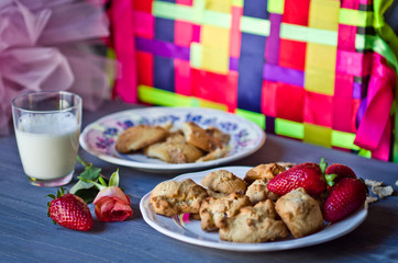 Biscuits, cornflakes, strawberry and raisins