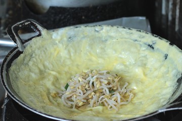 Making crispy pancake egg in process