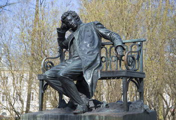 Памятник А.С. Пушкину крупным планом. Царское Село