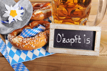 Bayerisches Oktoberfestbrezen mit Bier
