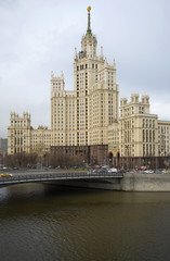 Fototapeta premium Вид на сталинскую высотку на Котельнической набережной. Москва