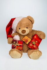 Teddybär mit Weihnachtsgeschenken