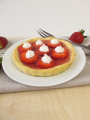 Törtchen mit Erdbeeren und Zuckercreme-Dekoration