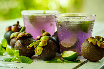 Juice with the mangosteen, lime and mint