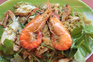 Shrimp curry - Fried shrimp with curry powder in dish